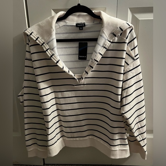 torrid Tops - NWT Fleece V-Neck Sweatshirt. Size 00.